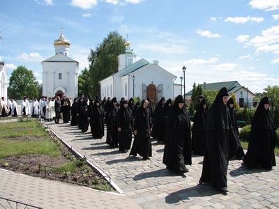 Крестный ход направляется к памятнику свт. Николаю